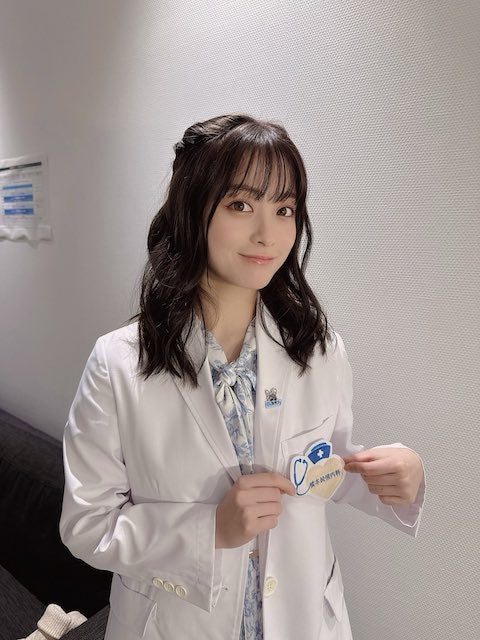 橋本環奈 白衣姿にファン悶絶😳💖「私も見てくださぁい」