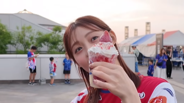 「可愛すぎる…」田﨑さくら、いちごスイーツ片手に“スタジアム映え”ショット披露！絶賛コメント殺到