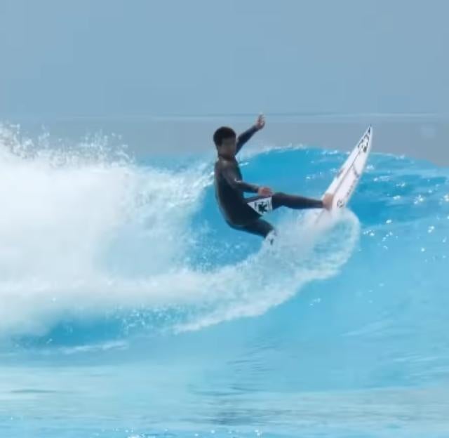 プロサーファー稲葉玲王、初の韓国遠征でプールサーフィンに挑戦！「マシッソヨツアー」満喫