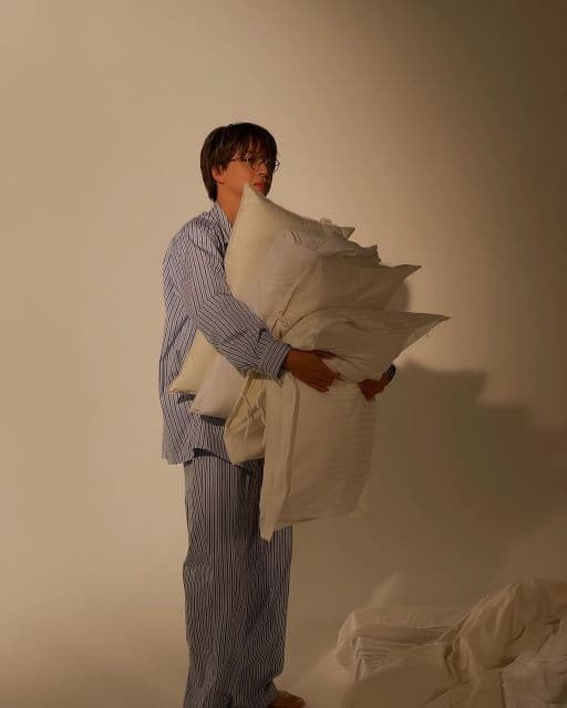 「破壊力強すぎ」「半目載せちゃうとこ最高」 timelesz・寺西拓人、パジャマ姿で枕を抱え”ちょっと寝てた”ショットに反響続々！