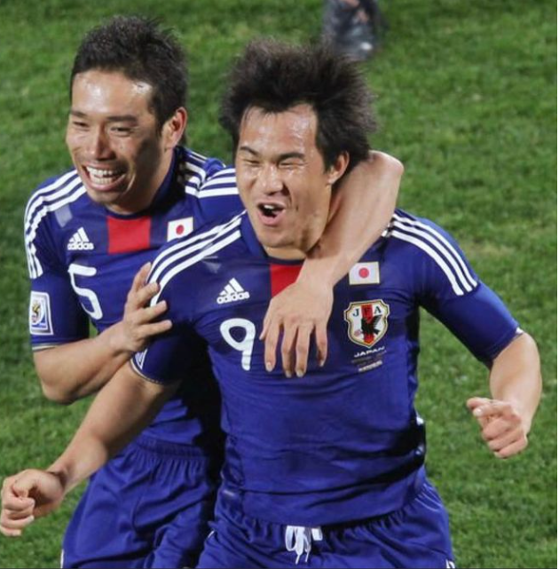 「二人のプレーが大好きでした⚽✨」長友佑都が現役引退を発表した岡崎慎司へ感謝をつづる👀✨