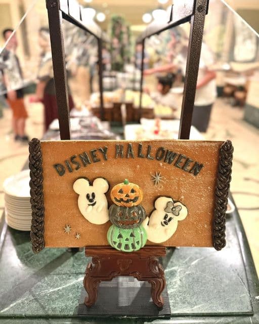 「一緒に行こう」あのタレントのディズニー愛あふれる投稿が見逃せない！ハロウィンムード高まるレストランの様子とは？
