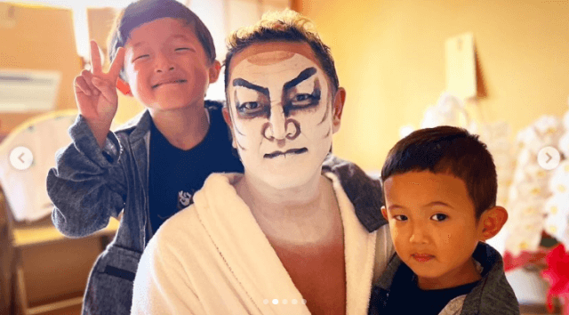 「52歳になりました」中村獅童が息子たちと“あらしのよるに”ケーキで誕生日をお祝い