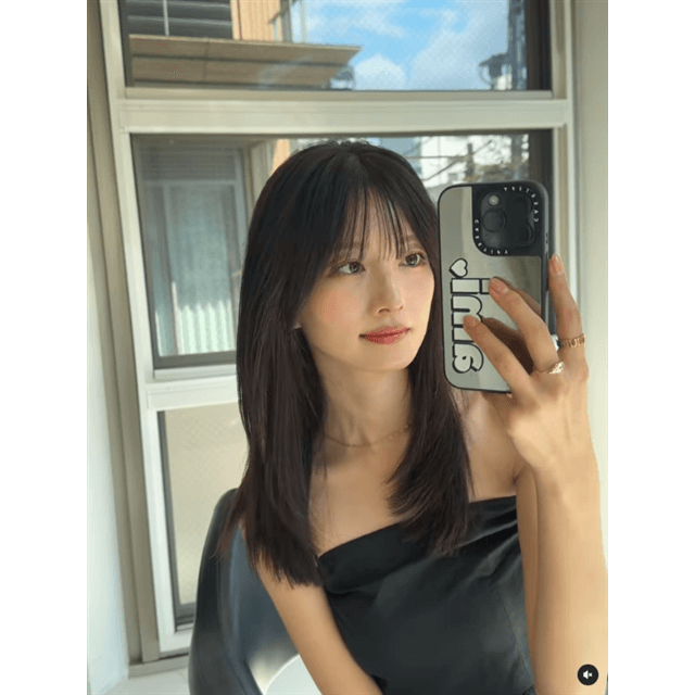 人気モデル・小室安未が最新のサラサラ美髪ムービーを公開！ファンを「あぁ、美しい…」と陶酔させる