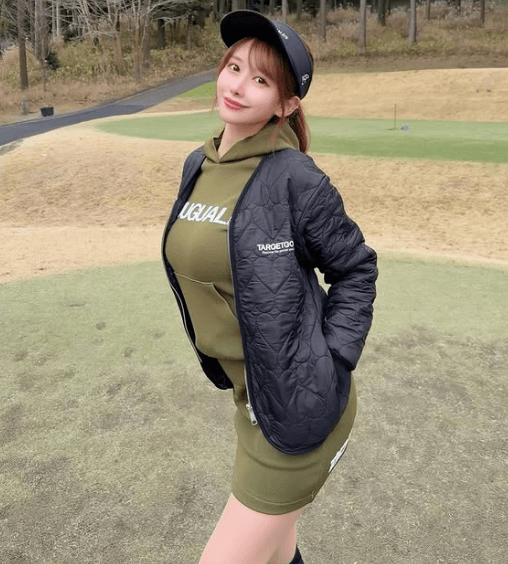 「可愛いゴルファー、居た！」パーフェクトスタイルのゴルフ美女子、”緑andグリーンミニ”のテラ美脚ショットを披露！