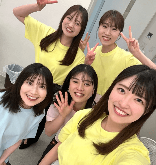 「皆さん美しい」美女アナウンサー、局の周年記念のポスター撮影へ！”女子のオフショット”にファンうっとり「可愛い皆さん」