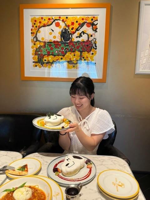 プロゴルファー尾関彩美悠が「スヌーピーパンケーキ」でリフレッシュ。笑顔あふれるオフショットが話題に