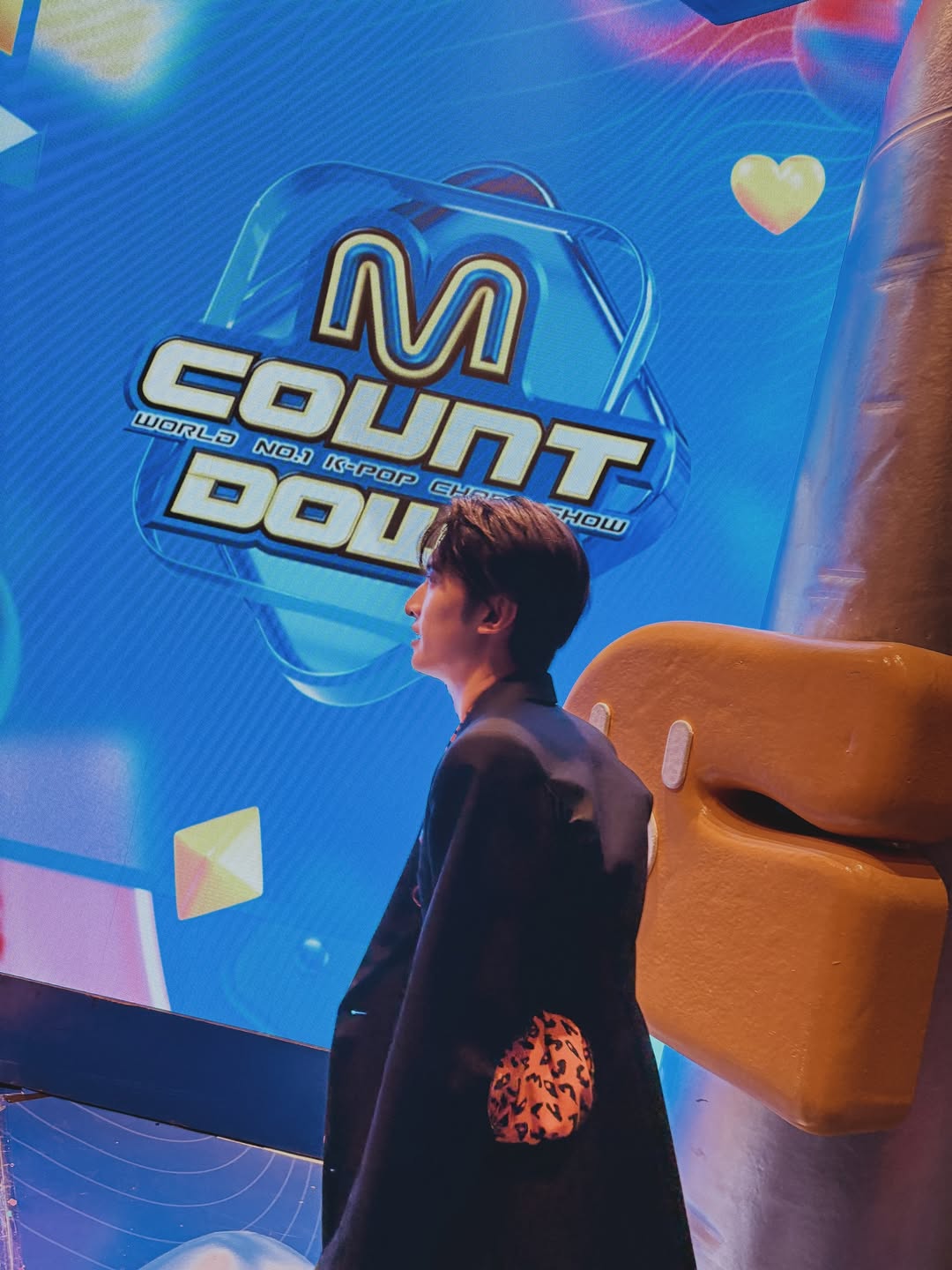 Snow Man向井康二、韓国「M COUNTDOWN」初出演にファン熱狂「最高にかっこよかった」