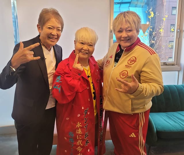 極悪女王・ダンプ松本、かつてのライバル『クラッシュギャルズ』との3S公開！素敵すぎる笑顔にファンほっこり