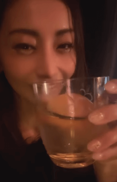 「美魔女がドアップでグラスを近づけてくる…」あの人気プロ雀士、密室のアツアツ・ムービーを披露しファン”陶酔”