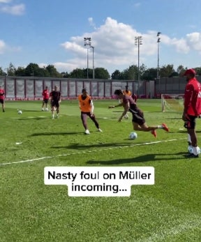 膝から崩れ落ちる同僚たち…ミュラーのハプニングに一同大爆笑