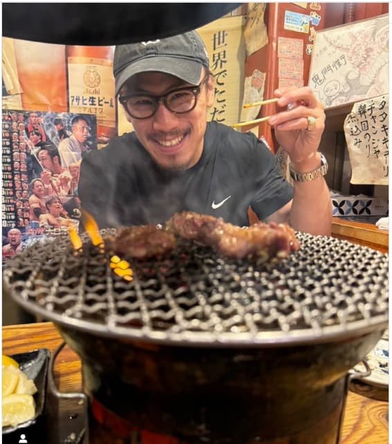 矢地祐介　焼肉を堪能