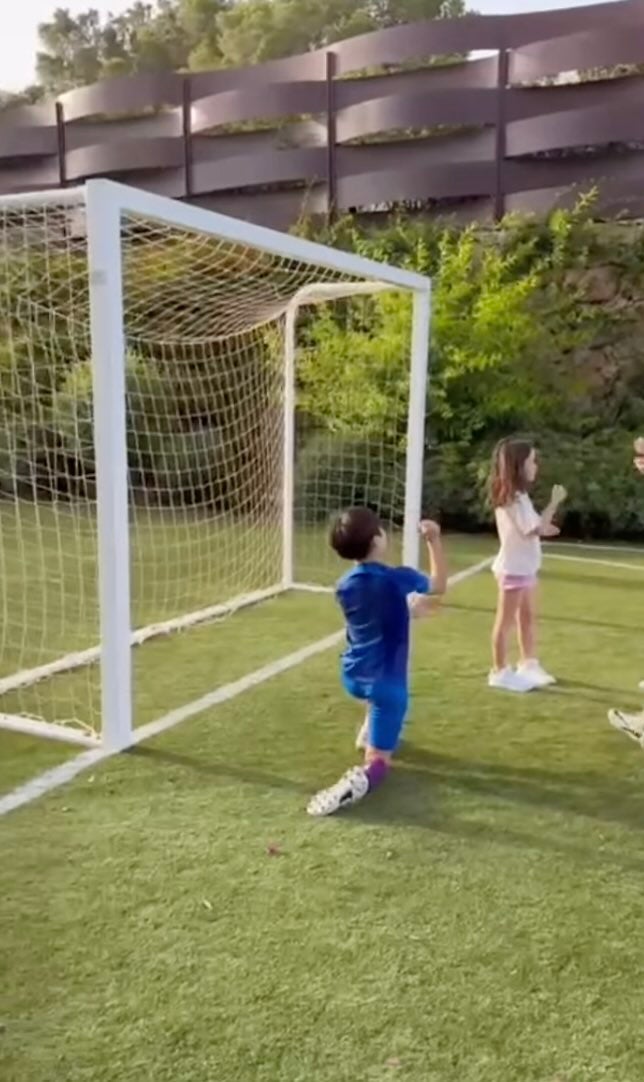 イニエスタの子どもが日本語!?可愛すぎるじゃんけん