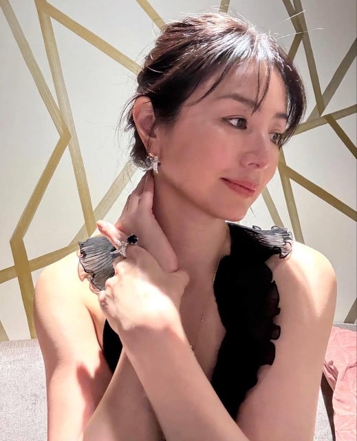 井川遥、「静かなる黒の威厳」。ティファニー銀座で放った圧倒的な美の存在感