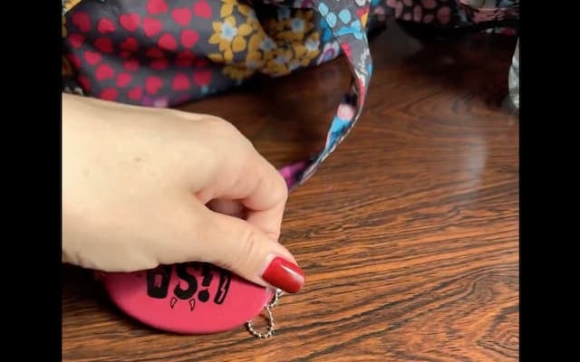 LiSAが自身のグッズを動画で紹介！「助かるやつ」