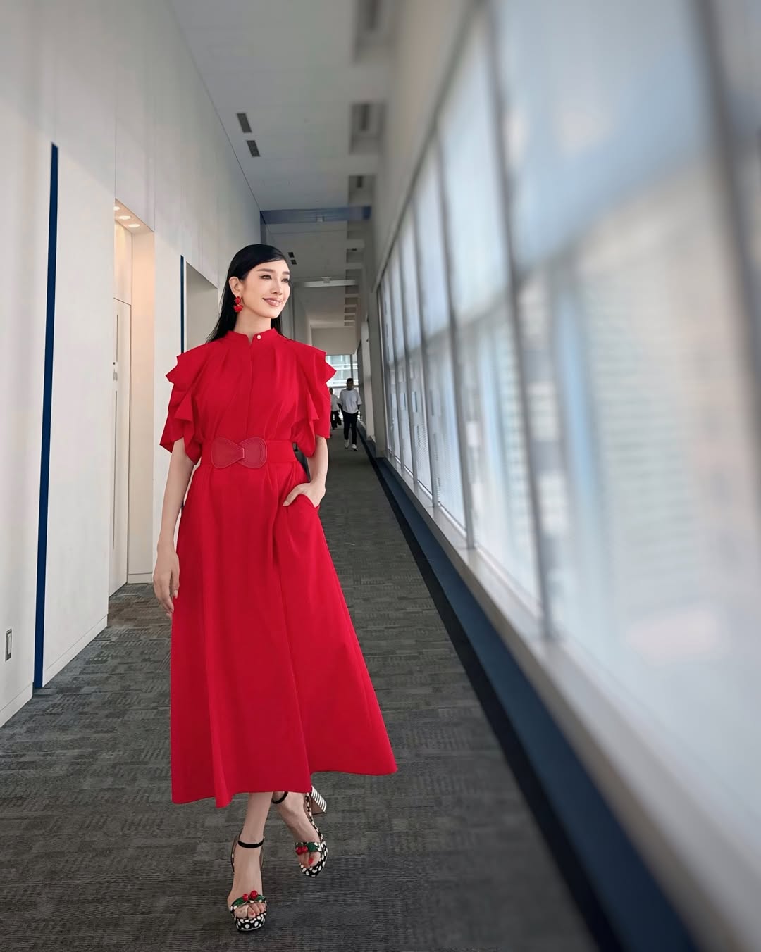 「暑さも乗り切れますように願いを込めて」アンミカ、情熱エナジーの赤を身にまとう日！