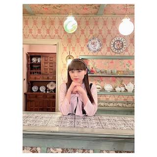 「透明感やばい」美人女優の最新ショットにファン悶絶 レトロコーデで登場