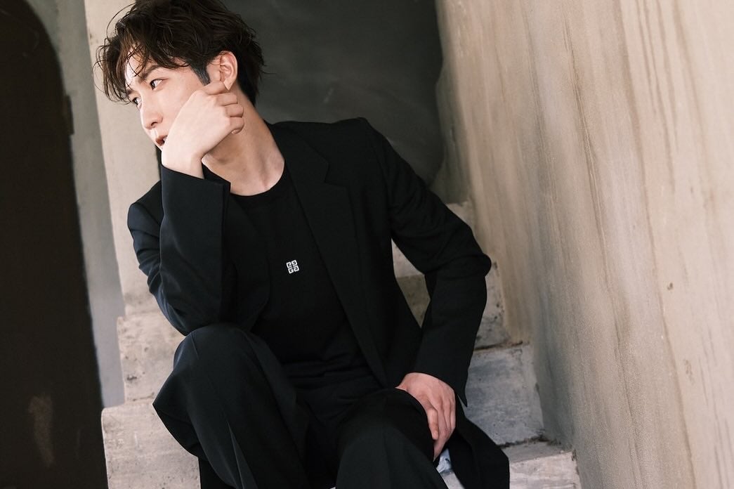 「あなた右向くの何回目ですか」大人気アイドルのオフショットにファン悶絶