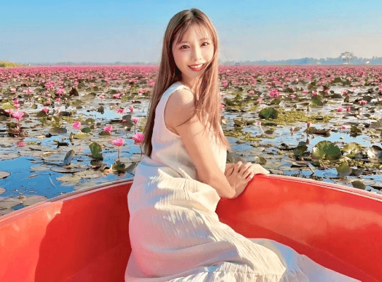「天国みたい」美女YouTuber、タイの”紅い睡蓮の海”で魅せたアメイジングフォトムービーにファン夢心地！「いい写真じゃん」
