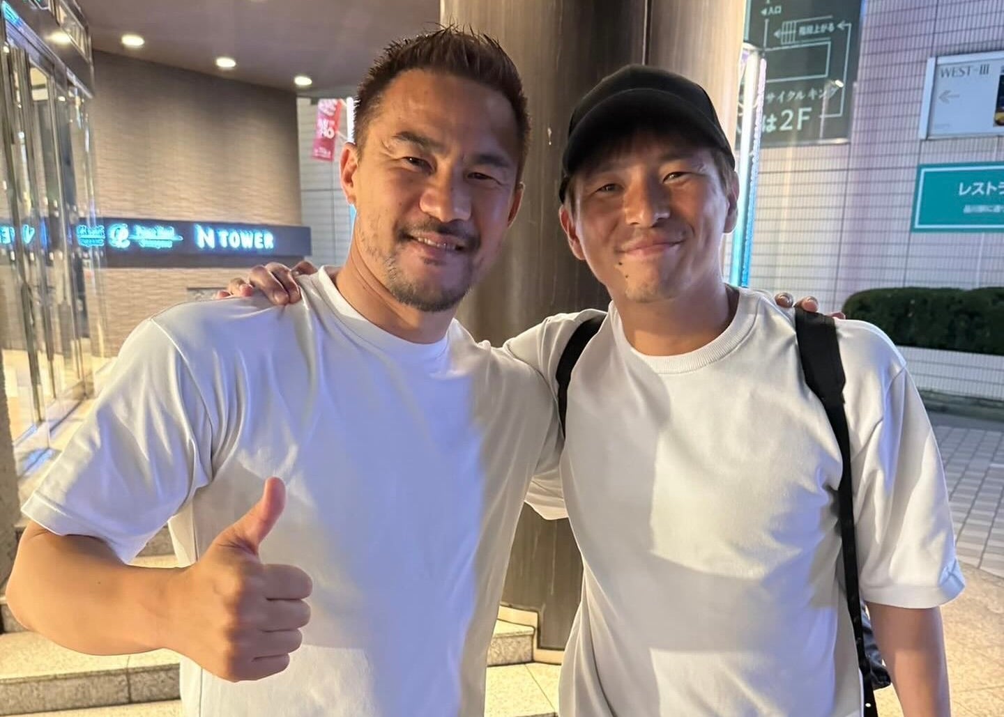 元日本代表の再会にファン熱狂！乾貴士＆岡崎慎司のツーショットが胸アツ