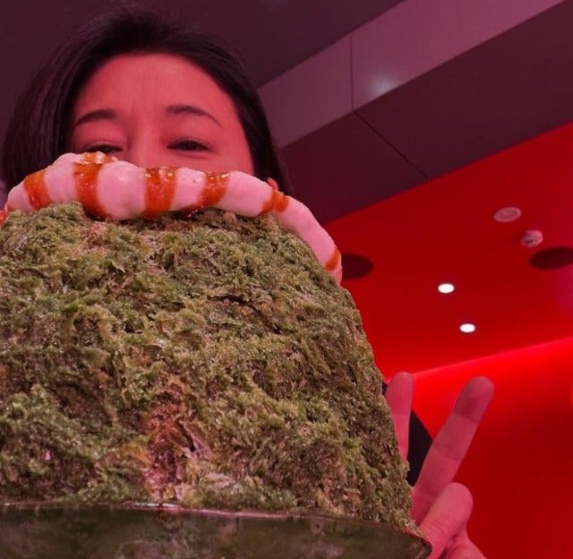 「穴場みっけ」高嶋ちさ子が銀座のど真ん中で巨大かき氷！？