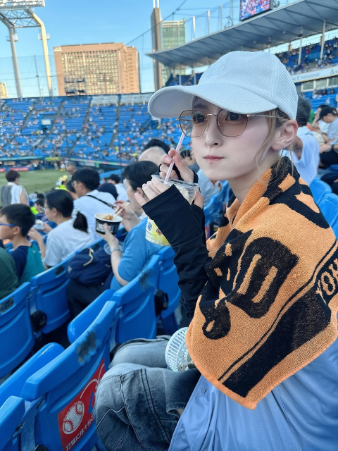 可愛すぎるグラサンスマイルにファン歓喜！