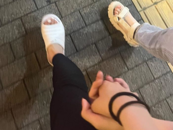 手繋ぎショットに