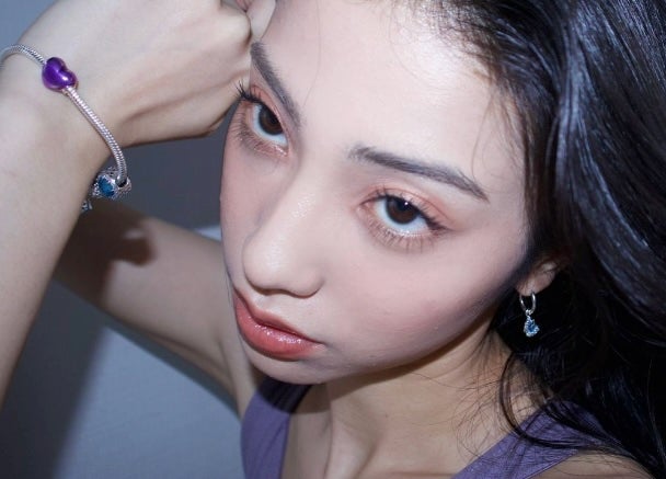 あの女優が大好きなものに包まれたお気に入りショットを公開