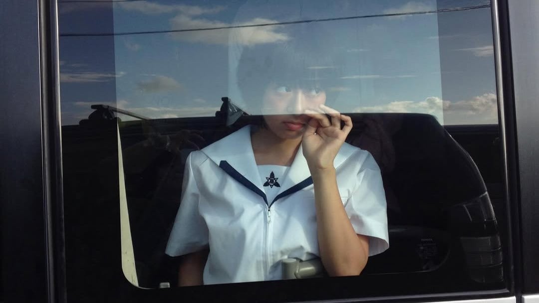 “制服姿が眩しすぎる” …若手女優が映画完成会見で見せた初々しい表情