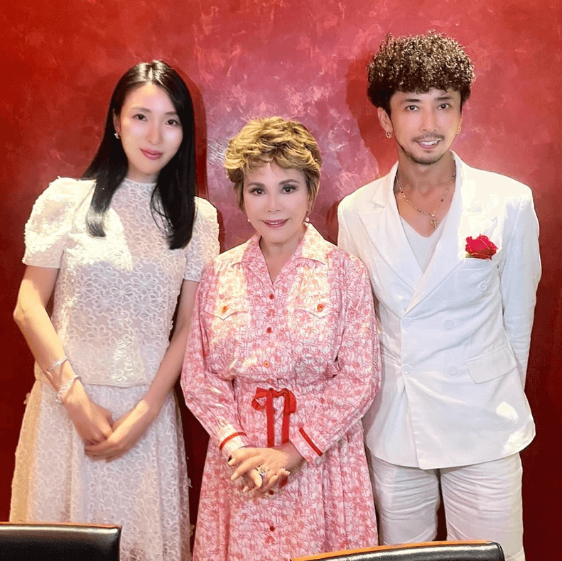 デヴィ夫人がセルリアンタワー東急ホテルで豪華な遊食会を開催！予期せぬパフォーマンスに驚きの声