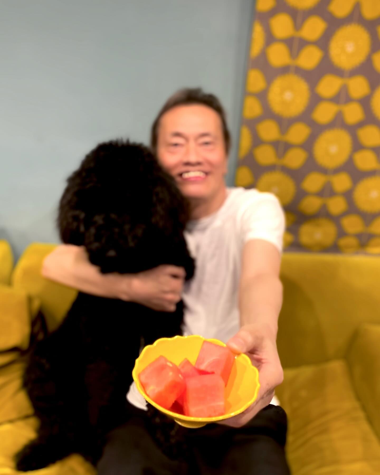 「幸せそう💕」エンケンがスイカと愛犬に囲まれ満面の笑み