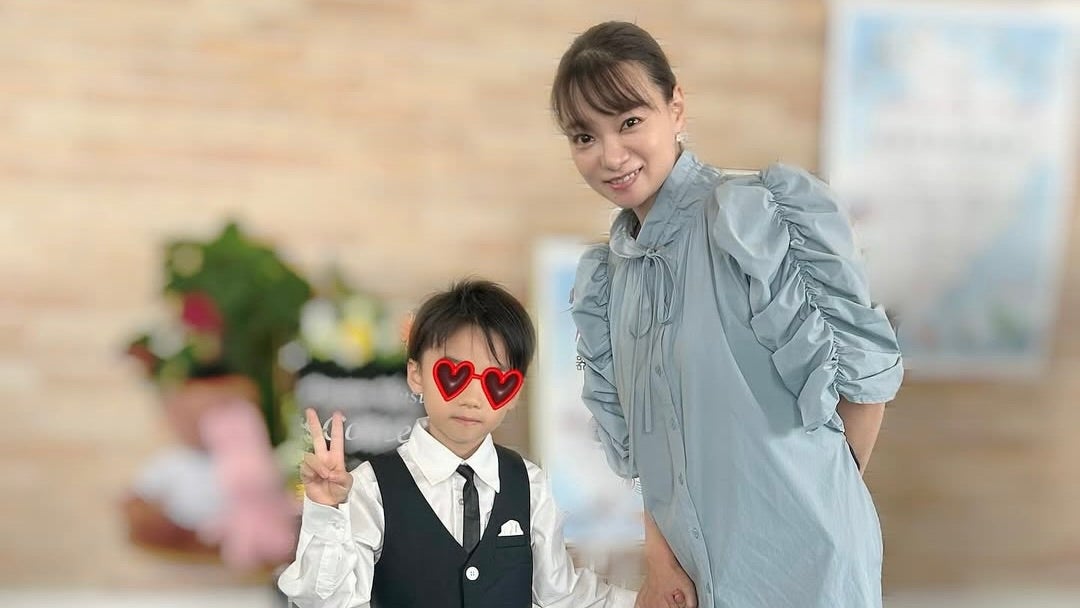 元アイドル〇〇、毎年息子の成長を感じられる場所とは！？手繋ぎ親子2ショットにファンほっこり！