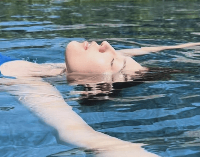 川口春奈がプールでの”くつろぎショット”披露「かわいいし、綺麗」「気持ちよさそう！」