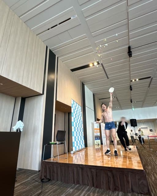 なかやまきんに君、イベントで筋肉飴取りゲームを開催？！あの声が聞こえてきそうなショットを公開！