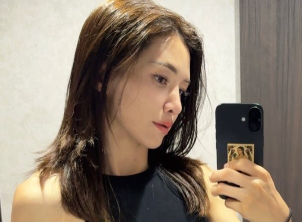 「美しさが爆発」あきぴ、鏡越しに魅せた“黒コーデ×引き締まった腹筋”に注目集まる