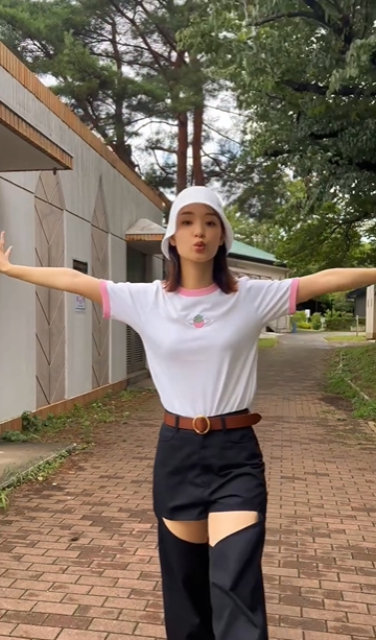 "お気にのTシャツ＆チラリ太ももパンツ"でウキウキお散歩！剛力彩芽、可愛すぎるスマイルムービーにファンメロメロ！？