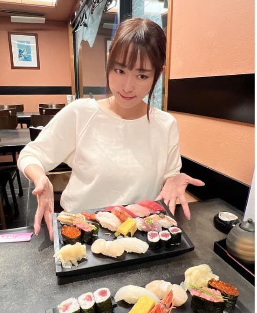 声優の日笠陽子がお祝いに寿司を食べる！