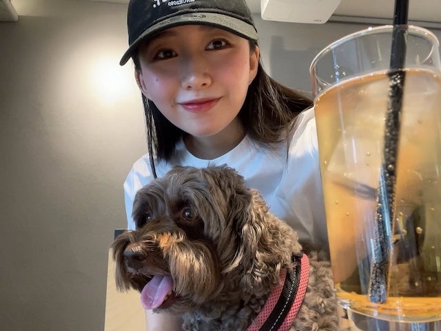 キムタク長女・Cocomi、愛犬とカフェでの時間を楽しむ