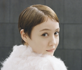 トリンドル玲奈、お散歩ショットで魅力全開！自然体のひとときをシェア！！