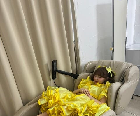 「あまりにも愛おしい」FRUITS ZIPPER 早瀬ノエルの”謎の笑み”での爆睡ショットにファンも笑顔