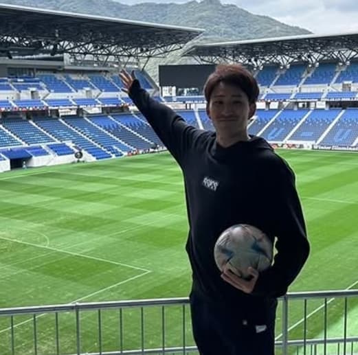 「サッカーボールも似合う」千葉ロッテ・小島和哉、自主トレメンバーと長崎スタジアムシティを訪問！