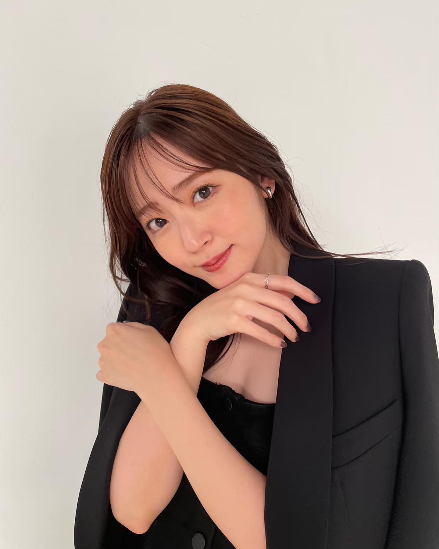 胸元チラリ😳鈴木愛理の美しすぎる1枚が話題に‼️「綺麗なお姉さん達だ…🥲💞」