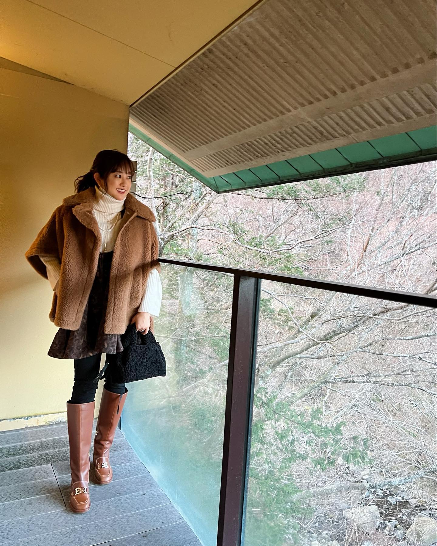 菊地亜美が最新私服ショットを公開🐻💛「ブーツめちゃくちゃ可愛いです♡♡」