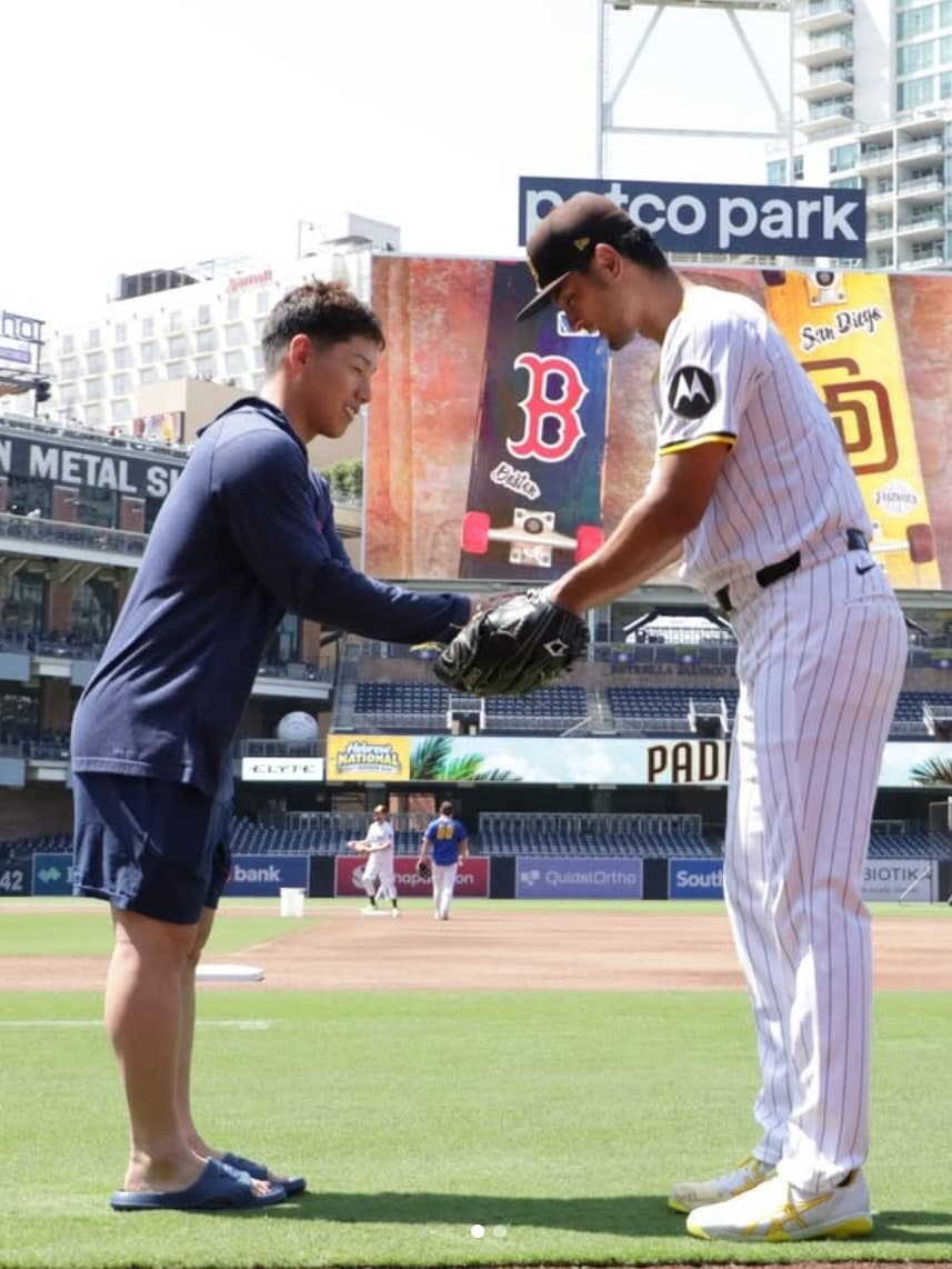 身長差にキュン！？パドレス対レッドソックスを前に、ダルビッシュ有と吉田正尚が握手  MLB Japanより