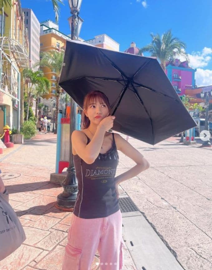 宮澤佐江の日傘ショットにファン大興奮「相変わらずかわいい〜」