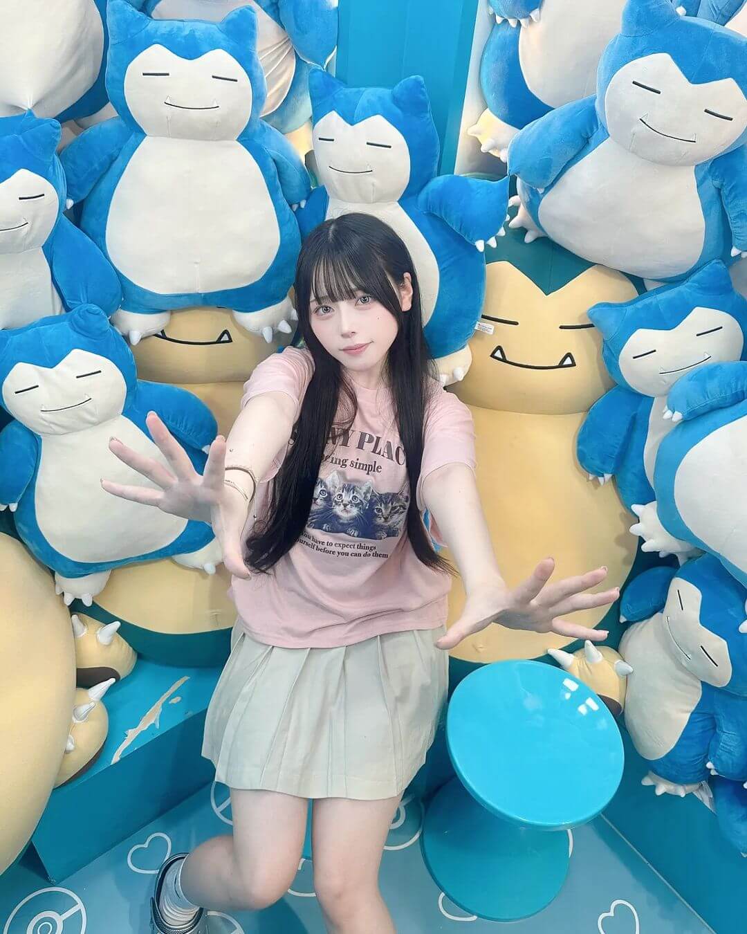 「カビゴンまみれ」超人気インフルエンサーがぬいぐるみとの愛らしいショットを公開！