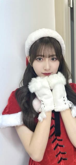 アイドルが激カワサンタ姿を披露！スマホの〇〇にも使えるサイズにファン歓喜