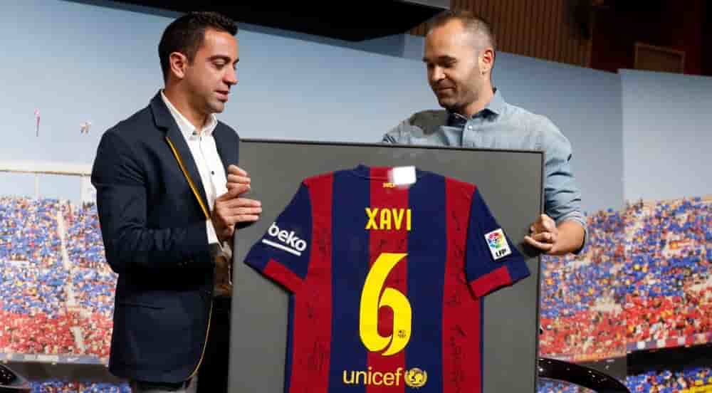 バルセロナがシャビ引退10周年を回顧！イニエスタとの写真を投稿