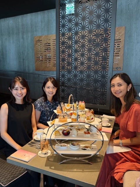 和やかな時間！TBSアナウンサー・若林有子が同期と楽しむアフタヌーンティー