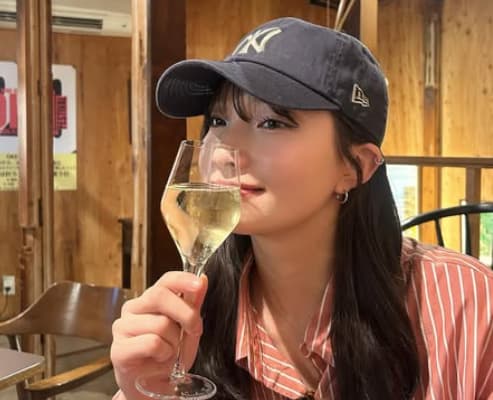 「乾杯」里仲菜月が白ワインを堪能！